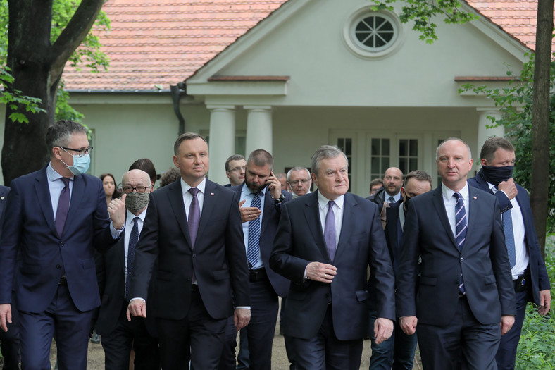 Andrzej Duda, Piotr Gliński, Wojciech Kolarski i dyrektor Muzeum Józefa Piłsudskiego Robert Supeł podczas wizyty w Muzeum marszałka Józefa Piłsudskiego w Sulejówku