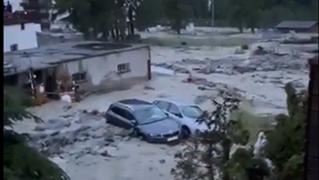 Katasztrófa Svájcban: több ember eltűnt a földcsuszamlás után - videók a pusztításról