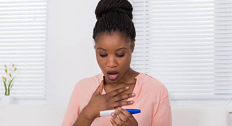 woman holding pregnancy kit(istockphoto)