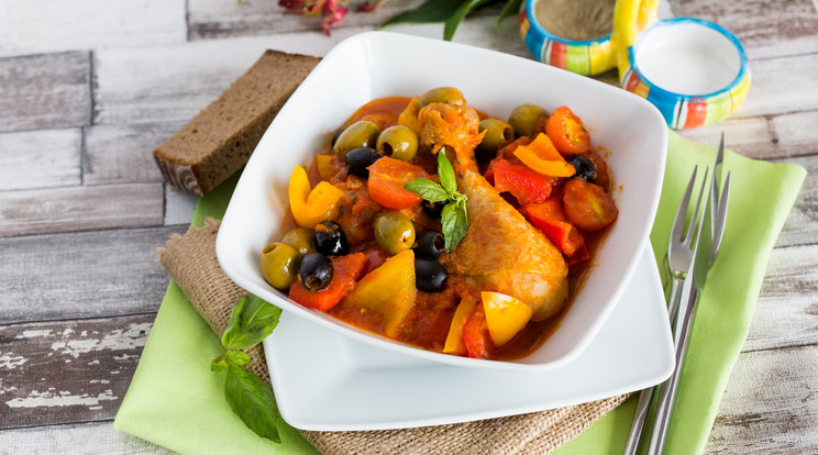 Az olasz, lassan sült csirke egy igazi mediterrán fogás sok zöldséggel/ Fotó: Recepttár