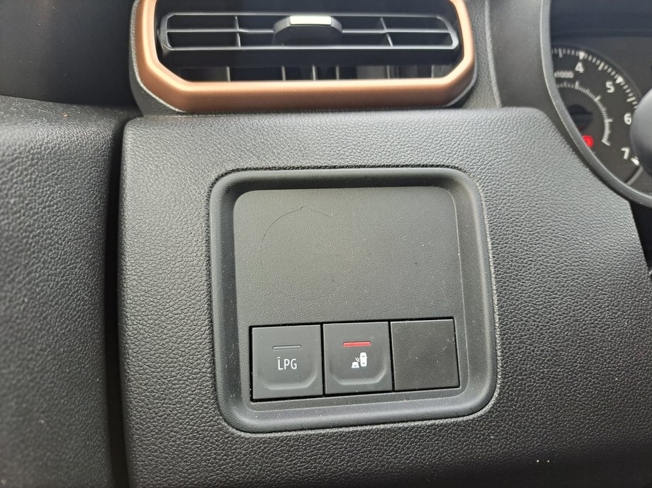 Dacia Duster LPG - select the type of fuel by pressing the button.  It couldn't be simpler.