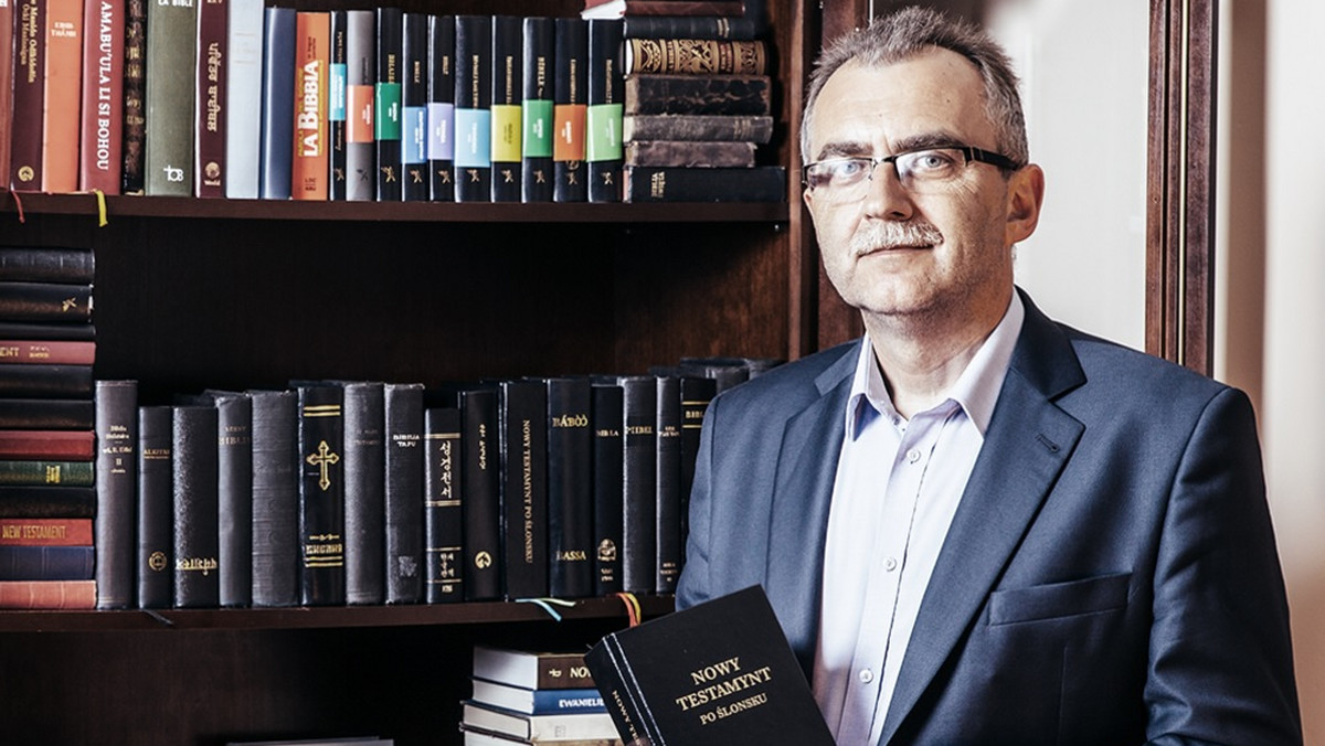 Dziś do sprzedaży trafiła Biblia po śląsku. "Nowy Testamynt po ślonsku" to pierwszy taki przekład w historii świętej księgi, tłumaczonej na setki języków, ale nigdy na śląską godkę. Tego, wydawać by się mogło, karkołomnego wyzwania podjął się Gabriel Tobor, burmistrz Radzionkowa. Przekładu dokonał w oparciu o Biblię ks. Jakuba Wujka.