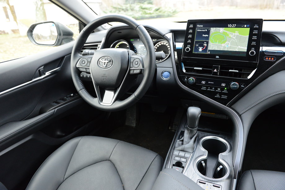 Toyota Camry zyskała duży, dotykowy ekran położony w górnej części kokpitu.
