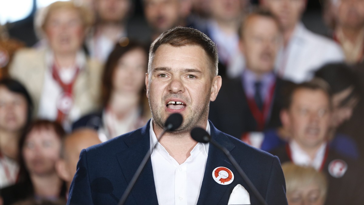 – Nie chcę się (…) usprawiedliwiać: w sprawie Kingi Dudy było mi bardzo głupio i przykro. Także dlatego, że mam córkę. Dlatego uznałem, że trzeba solidnie i szczerze za wszystko przeprosić, co zresztą natychmiast zrobiłem – powiedział w wywiadzie "wSieci" Tomasz Karolak.