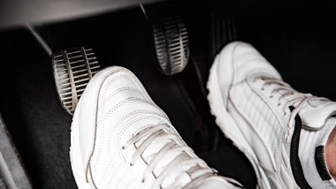 używasz tylko lewego pedału przy ruszaniu? sąd uderza w nawyk tysięcy kierowców