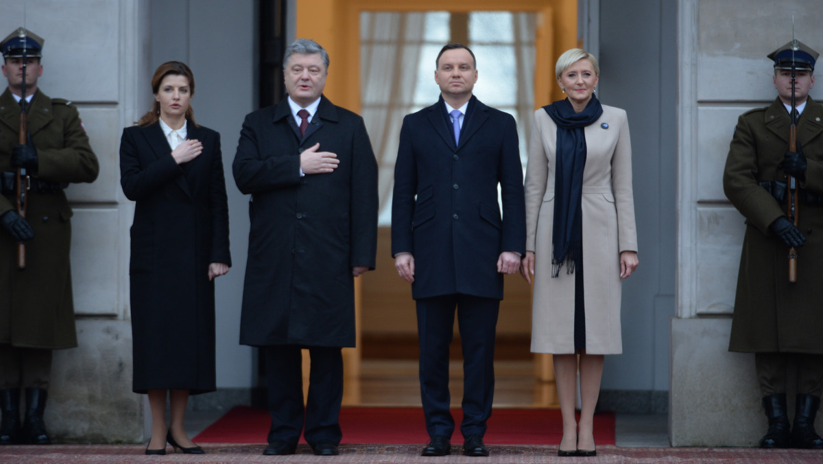 Od ceremonii powitania przez parę prezydencką: Andrzeja Dudę i Agatę Kornhauser-Dudę rozpoczęła się wizyta prezydenta Ukrainy Petra Poroszenki z małżonką w Warszawie. Wizyta ma związek z 25. rocznicą uznania przez Polskę niepodległości Ukrainy.