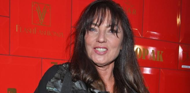 <b>Agnieszka Fitkau-Perepeczko</b>
<br>
<br>
Aktorka 20 lat spędziła w Australii, postanowiła więc założyć biuro turystyczne - reklamowane pod hasłem wycieczek 'Z Simoną przez Australię'. Klientów było jednak niewielu, aż wreszcie okazało się, że aktorka nie ma prawa reklamować swojego biznesu imieniem fikcyjnej postaci z serialu 'M jak miłość', w którym już nie grała. Biuro upadło.