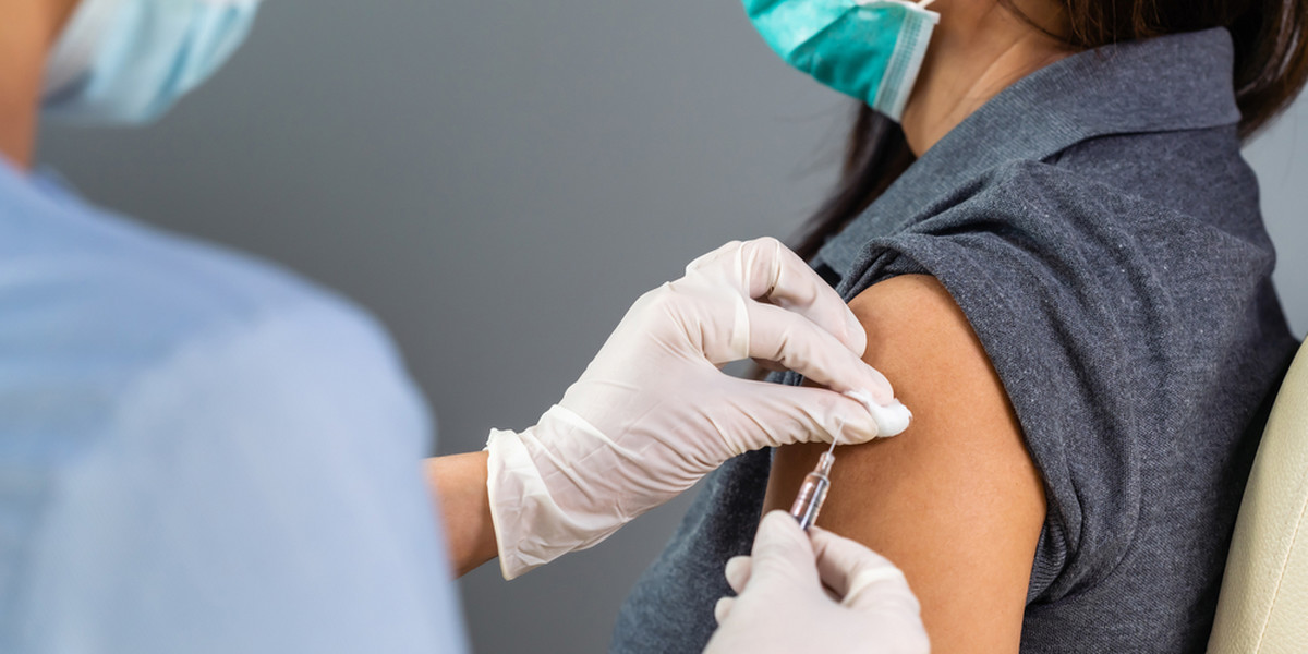 Przypominającą dawkę należy podać nie wcześniej, niż sześć miesięcy od ukończenia pełnego schematu szczepienia przeciw COVID-19. 