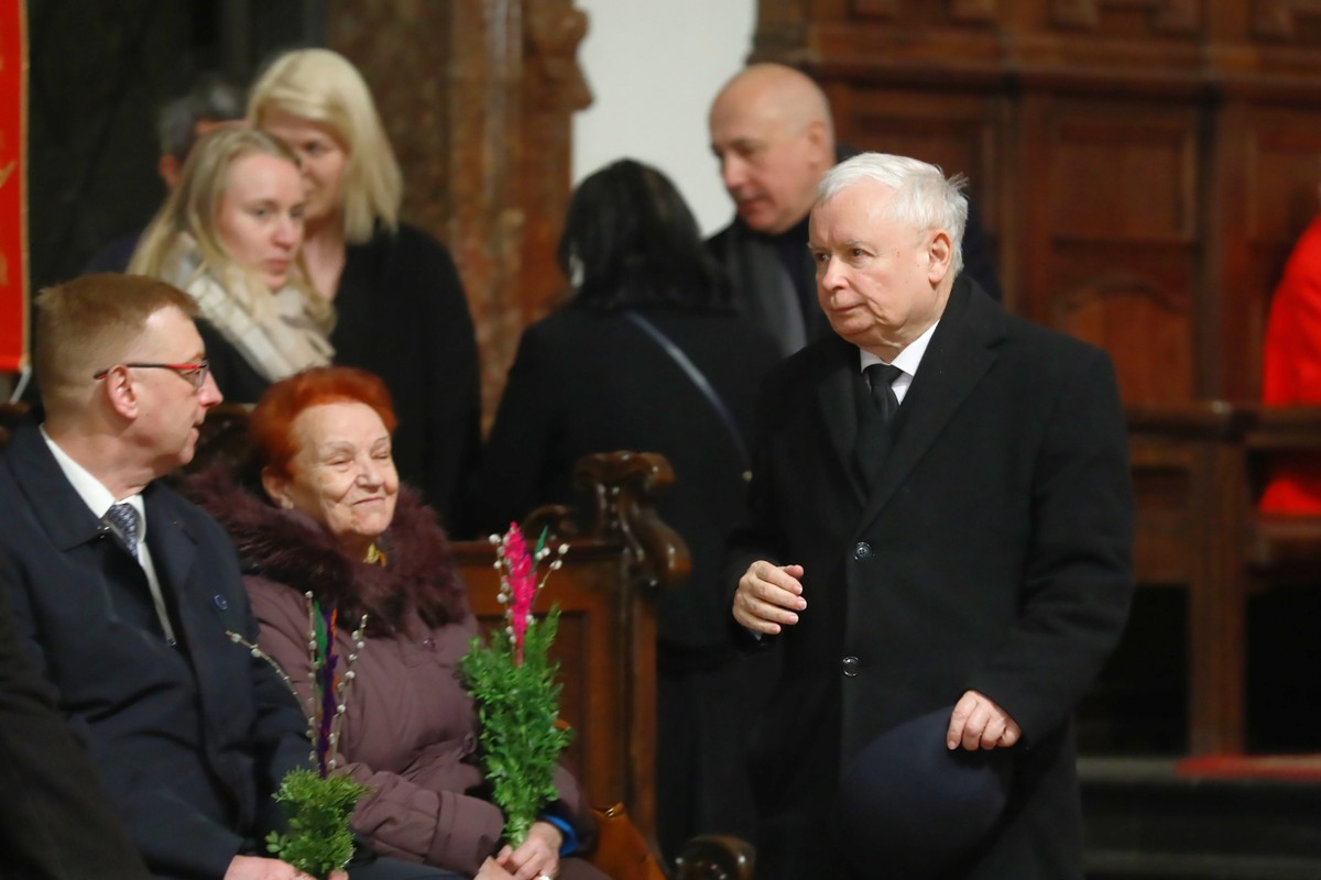 Obchody 12. rocznicy katastrofy smoleńskiej. Prezes PiS Jarosław Kaczyński podczas wieczornej mszy świętej w warszawskiej archikatedrze św. Jana Chrzciciela