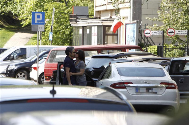 Namiętne pocałunki Kingi Rusin i Marka Kujawy. W biały dzień!