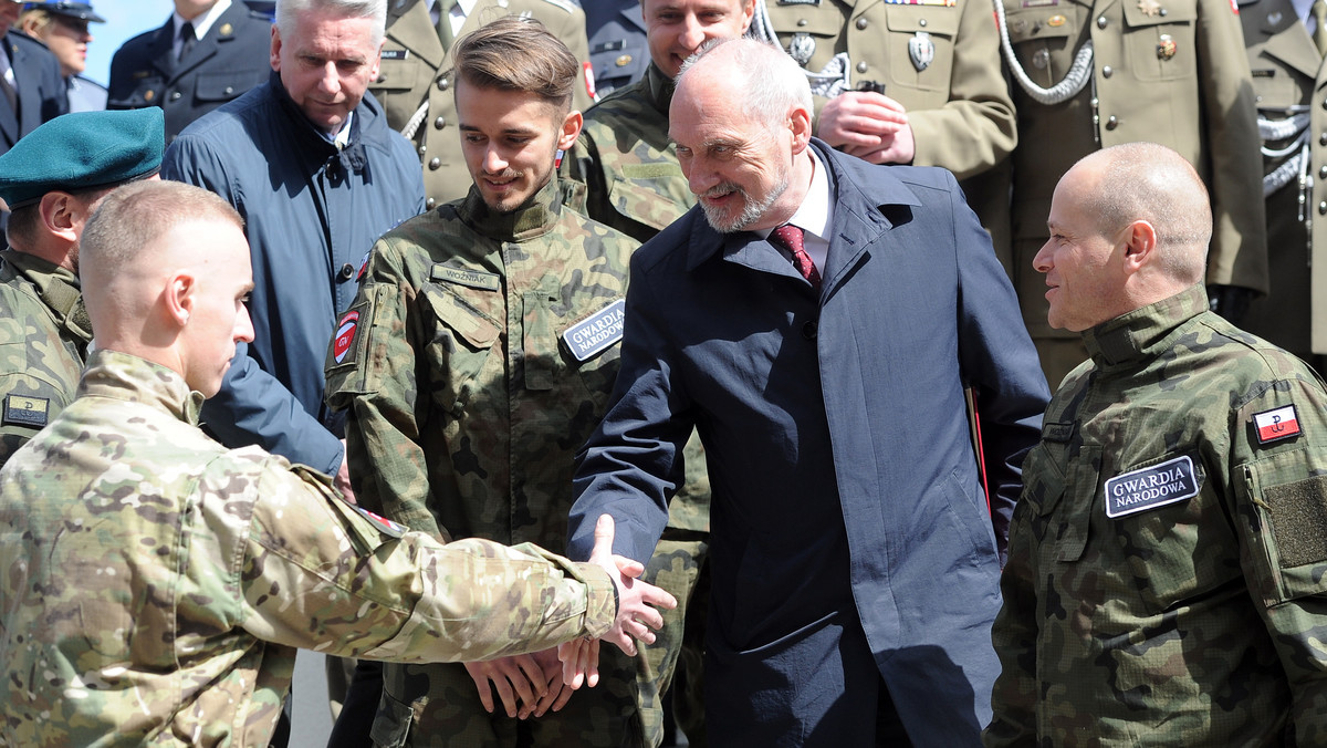 - Saperzy są zawsze na służbie ojczyźnie i ludności cywilnej. To ci, którzy jako pierwsi mierzą się z niebezpieczeństwem, i jako ostatni schodzą z pola bitwy – powiedział dzisiaj w koszarach 2 Stargardzkiego Batalionu Saperów minister obrony Antoni Macierewicz.