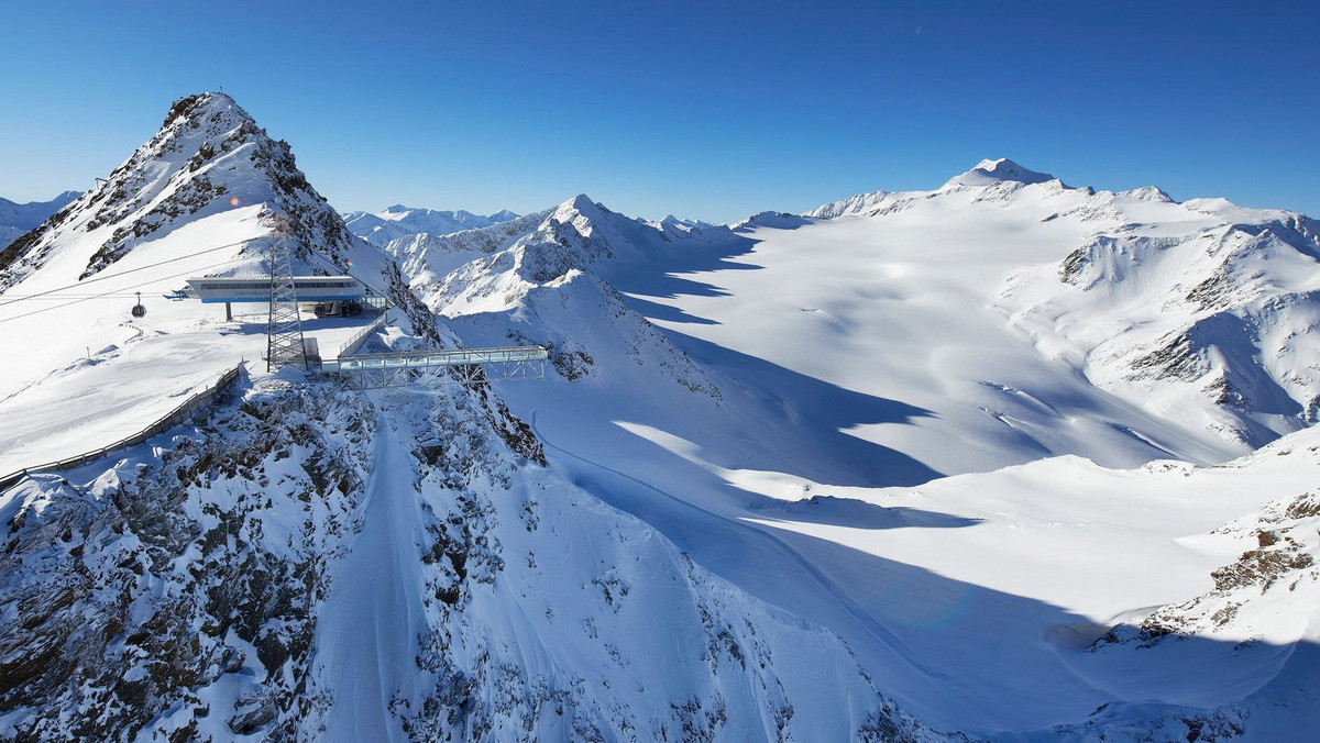 Sölden (Soelden) to największy teren zjazdowy wchodzący w skład jednego z największych narciarskich terenów Austrii - Ötztal Arena. Sölden to właściwie ogromny narciarski superkurort dla narciarzy o każdych umiejętnościach.