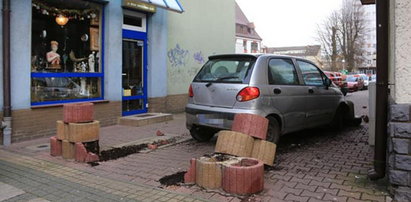 Kierowca uciekał przed policją. O mało nie wjechał w rodzinę z dzieckiem