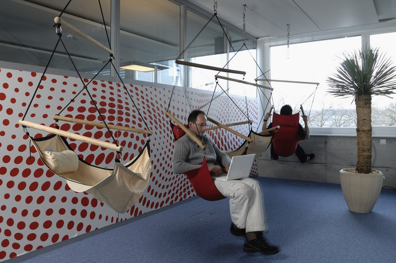 Nietypowe siedzenia w oddziale Google w Zurichu, Szwajcaria.