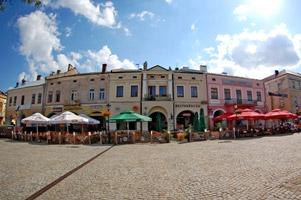 Darmowy dostęp do internetu na rynku w Krośnie według władz ma stanowić udogodnienie dla turystów, a nie ratunek dla wykluczonych cyfrowo. Fot. Mirosław Rymar. 