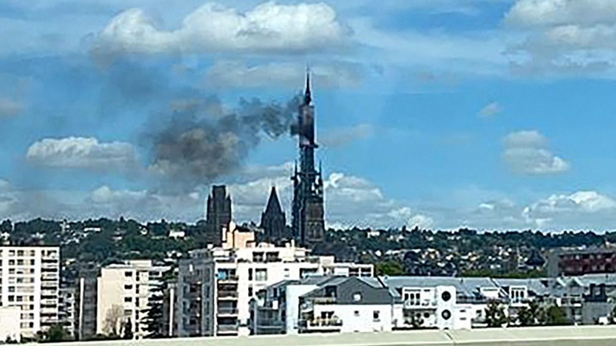 Dramat we Francji. Ogień niszczy słynną katedrę
