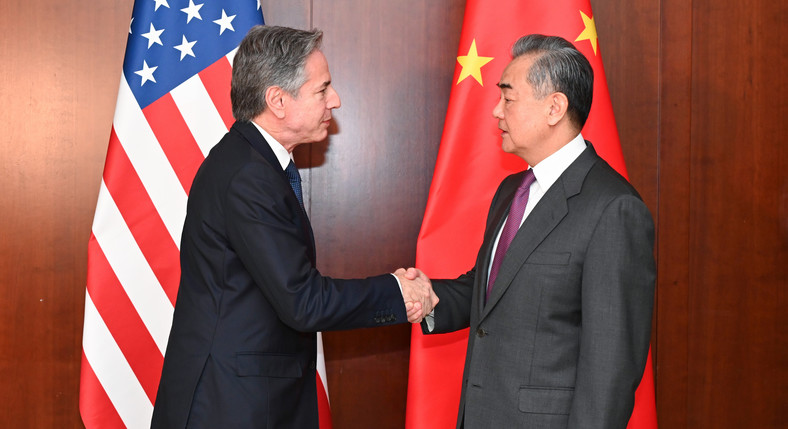 Amerykański sekretarz stanu Antony Blinken i chiński minister spraw zagranicznych Wang Yi na konferencji w Monachium, 16 lutego 2024 r.
