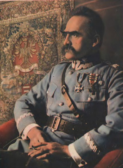 Piłsudski w 1926 roku wydał okólnik w którym prosił ministra wyznań religijnych i oświecenia publicznego „o zwolnienie pracowników państwowych oraz uczniów od obowiązków w dniu 11 listopada 1926 roku”.