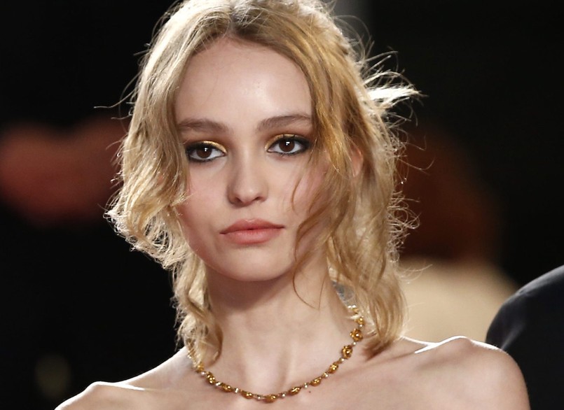 W Cannes (gdzie jej mama ocenia filmy w jury konkursowym) Lily-Rose Depp promowała swój trzeci film. W "La danseuse" ("Tancerka") – opowieści o pionierce amerykańskiego tańca współczesnego Loie Fuller w reżyserii Stéphanie Di Giusto – zagrała samą Isadorę Duncan i była to jej największa do tej pory rola. Młodej aktorce partnerowali Melanie Thierry, Gaspard Ulliel i SoKo (czyli Stéphanie Sokolinski). Córka Vanessy Paradis i Johnny'ego Deppa słynny Festiwal Filmowy w Cannes odwiedziła po raz pierwszy w swej krótkiej jeszcze, ale błyskawicznie się rozwijającej karierze.