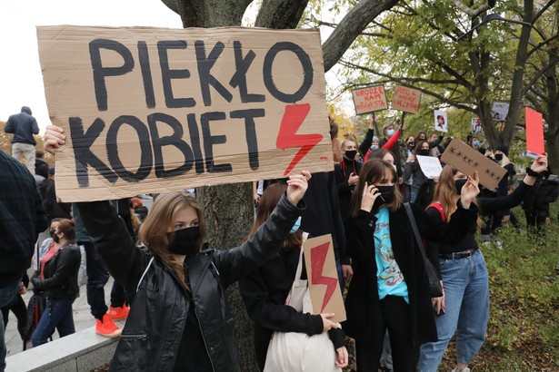 Uczestnicy protestu pod budynkiem Sejmu w Warszawie