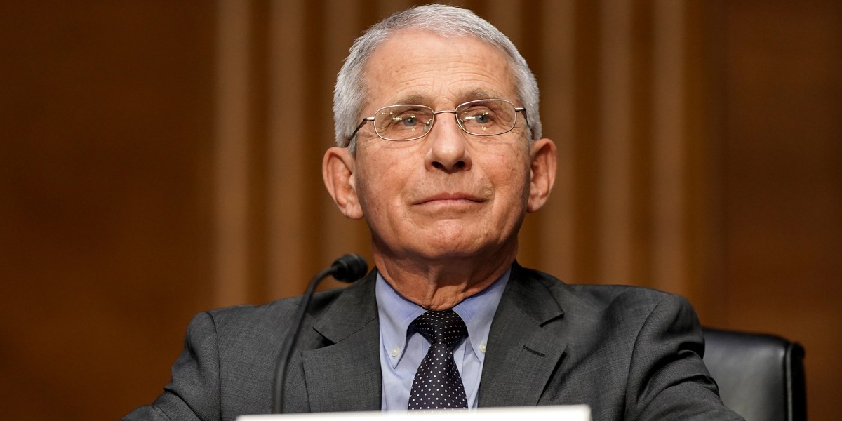 Anthony Fauci jest szefem NIAD (Krajowego Instytutu ds. Alergii i Chorób Zakaźnych) i głównym doradcą medycznym prezydenta USA. Pierwszą dawkę szczepionki chroniącej przeciw COVID-19 przyjął w grudniu 2020 r. Ma 80 lat. 