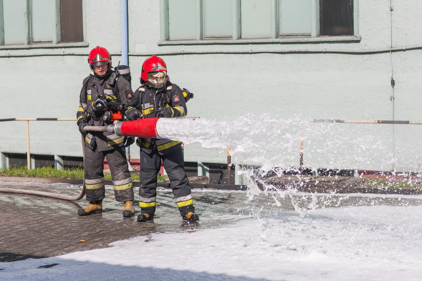 Strażacy ćwiczą gaszenie pożaru