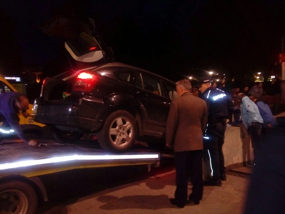 Ekipa AMSS izvlači auto iz podzemnog