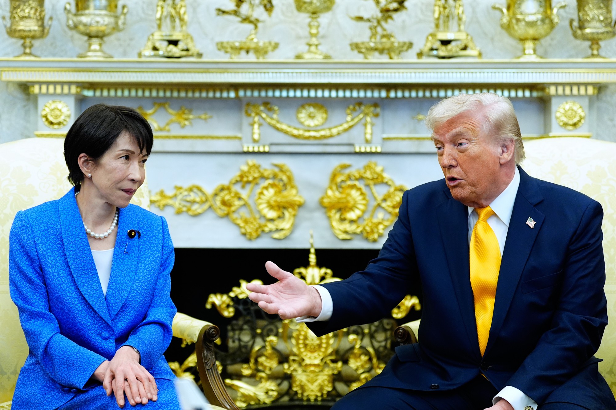 Prezident Donald Trump víta japonskú premiérku Sanae Takaichiovú v Oválnej pracovni Bieleho domu.