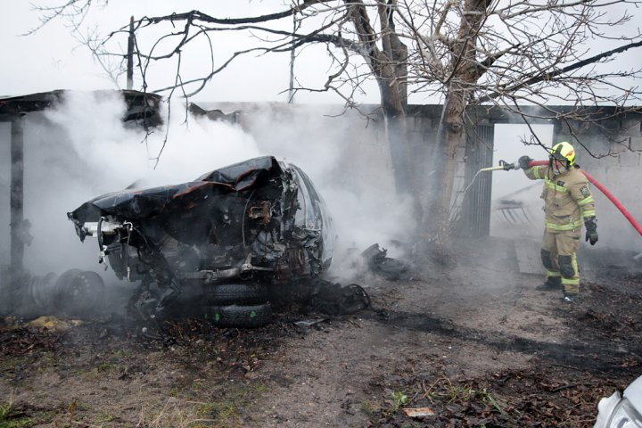 Ogromny pożar w hali przy ul. Jagiellońskiej. Z ogniem walczy 16 zastępów straży 