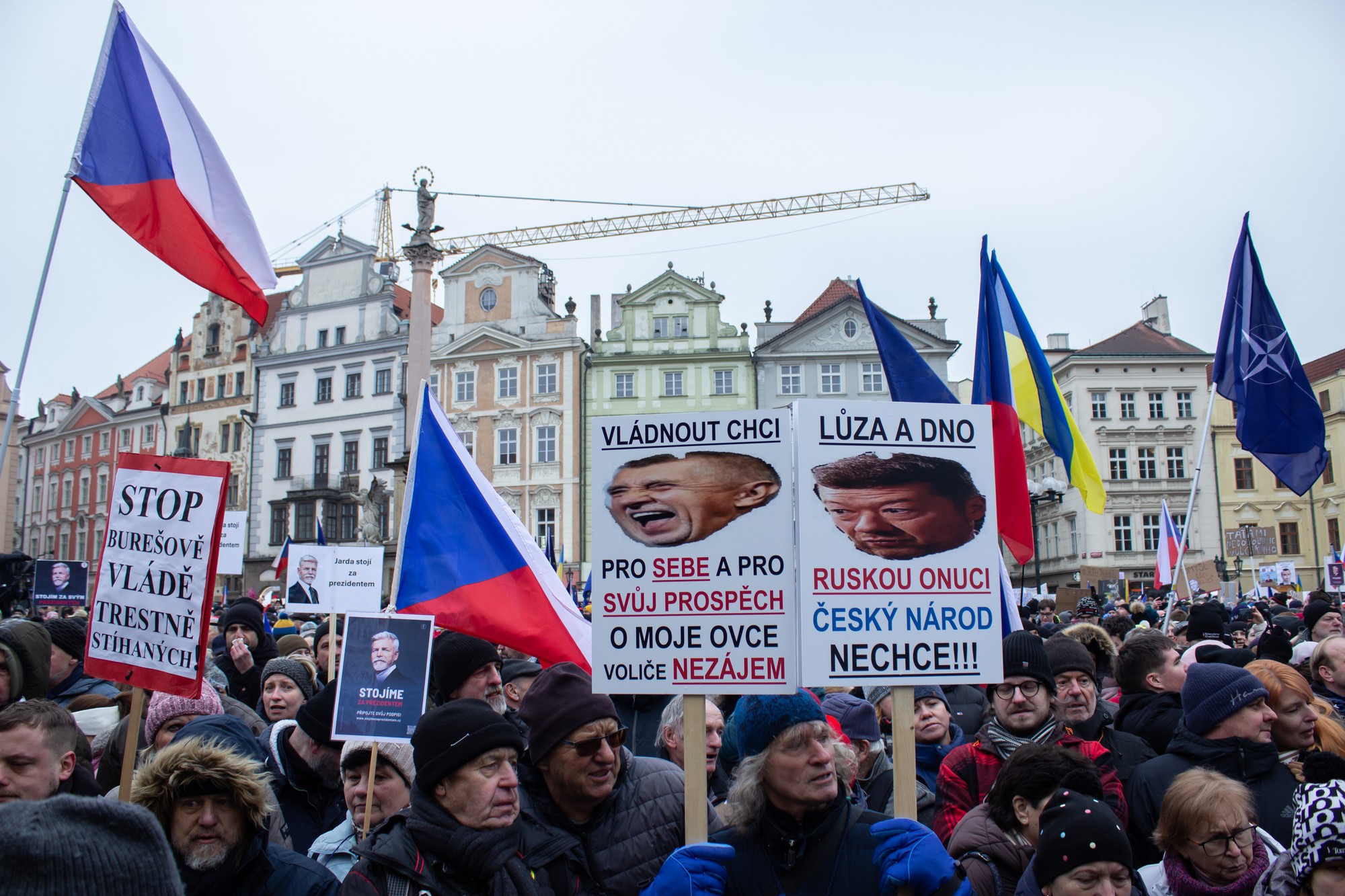 V Prahe sa na podporu prezidenta Pavla zišli desaťtisíce ľudí.