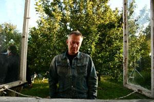 Bogusław Linda na planie filmu "Jasne błękitne okna"