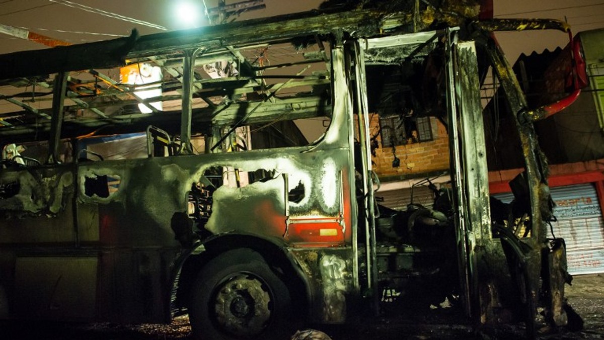 Gangi na usługach mafii narkotykowej w ciągu ostatnich sześciu dni zaatakowały w 18 miastach stanu Santa Catarina we wschodniej Brazylii 50 autobusów i spaliły 23 pojazdy. Władze stanowe uważają, że to odwet za ofensywę policji przeciwko handlarzom narkotyków.