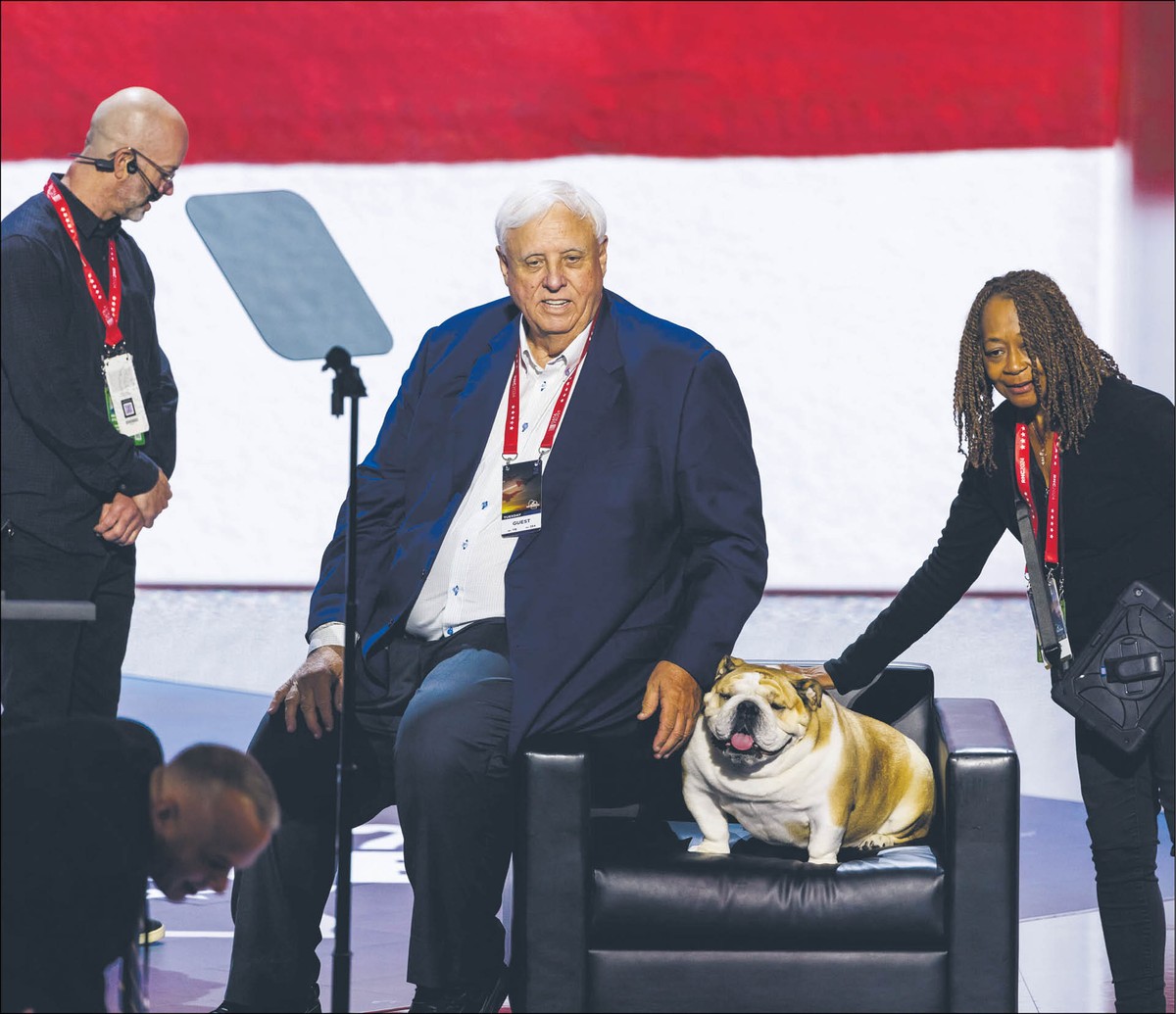 Gubernator Wirginii Zachodniej Jim Justice ze swoim buldogiem podczas republikańskiej konwencji w Milwaukee
