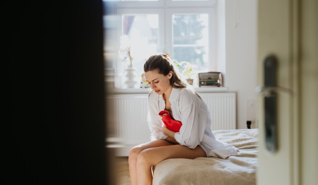 Pojava tamnih ugrušaka tokom menstruacije može biti normalna, ali i znak hroničnih ginekoloških oboljenja kao što je endometrioza