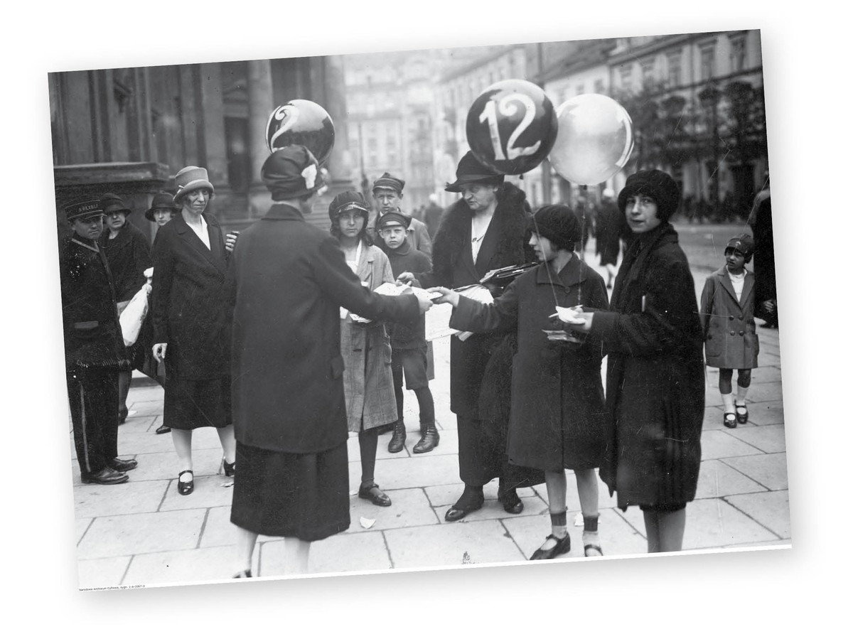 Kobiety agitujące w dniu wyborów na pl. Trzech Krzyży przy kościele św. Aleksandra, maj 1927 r.