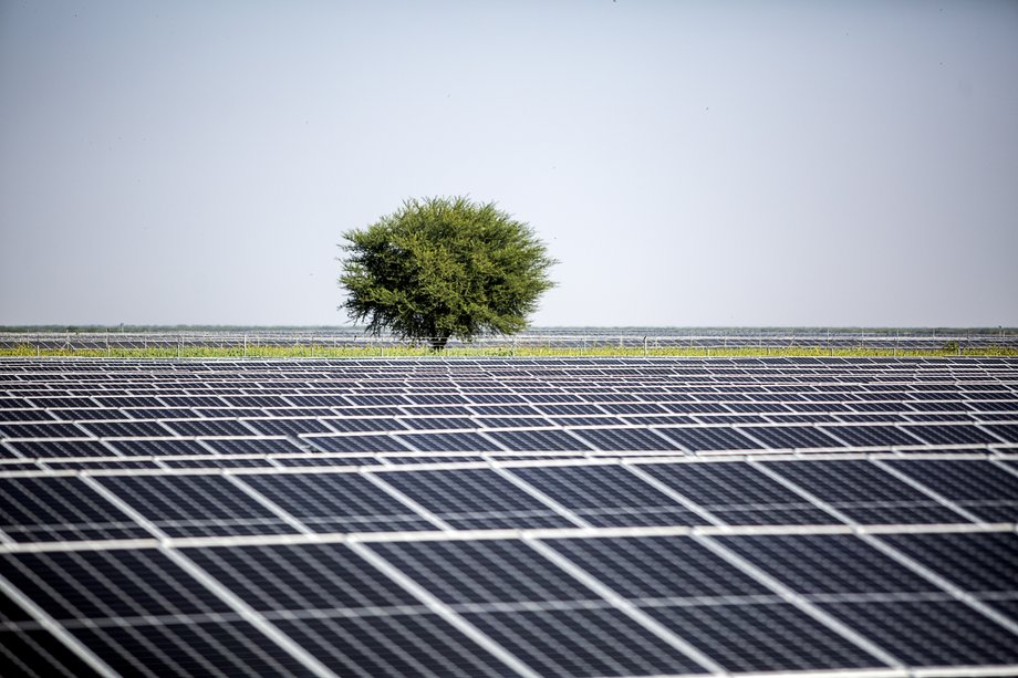 Transformacja energetyczna nie może być zrealizowana bez konsekwentnej i przemyślanej strategii największych światowych firm naftowych i energetycznych. Muszą przestawić się na produkcję zielonej energii i wspierać wszelkie możliwe inwestycje w OZE.