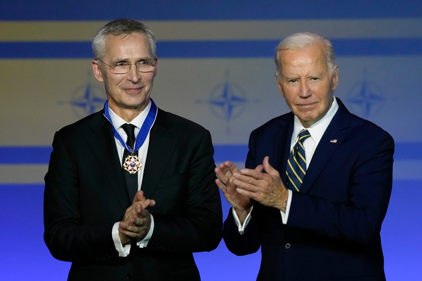 Jens Stoltenberg i Džo Bajden na NATO samitu