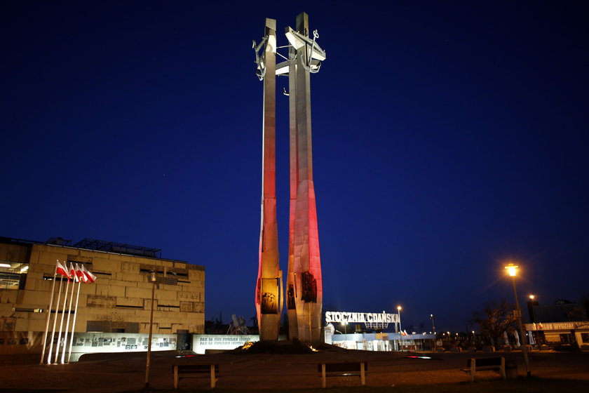 Pomnik Poległych Stoczniowców w Gdańsku i biało-czerwona iluminacja
