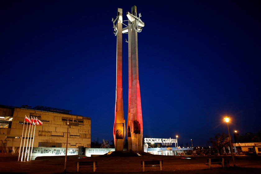 Pomnik Poległych Stoczniowców w Gdańsku i biało-czerwona iluminacja