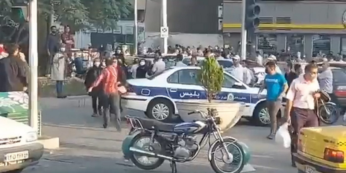 Mężczyzna z Iranu zaatakował na ulicy kobietę.