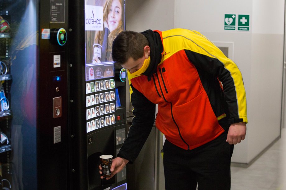 Automat z kawą jest jednym z najpopularniejszych miejsc w wielu firmach