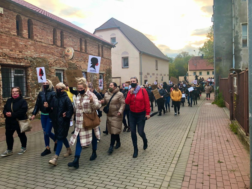 Gniew kobiet. Polki na ulicach miast i miasteczek