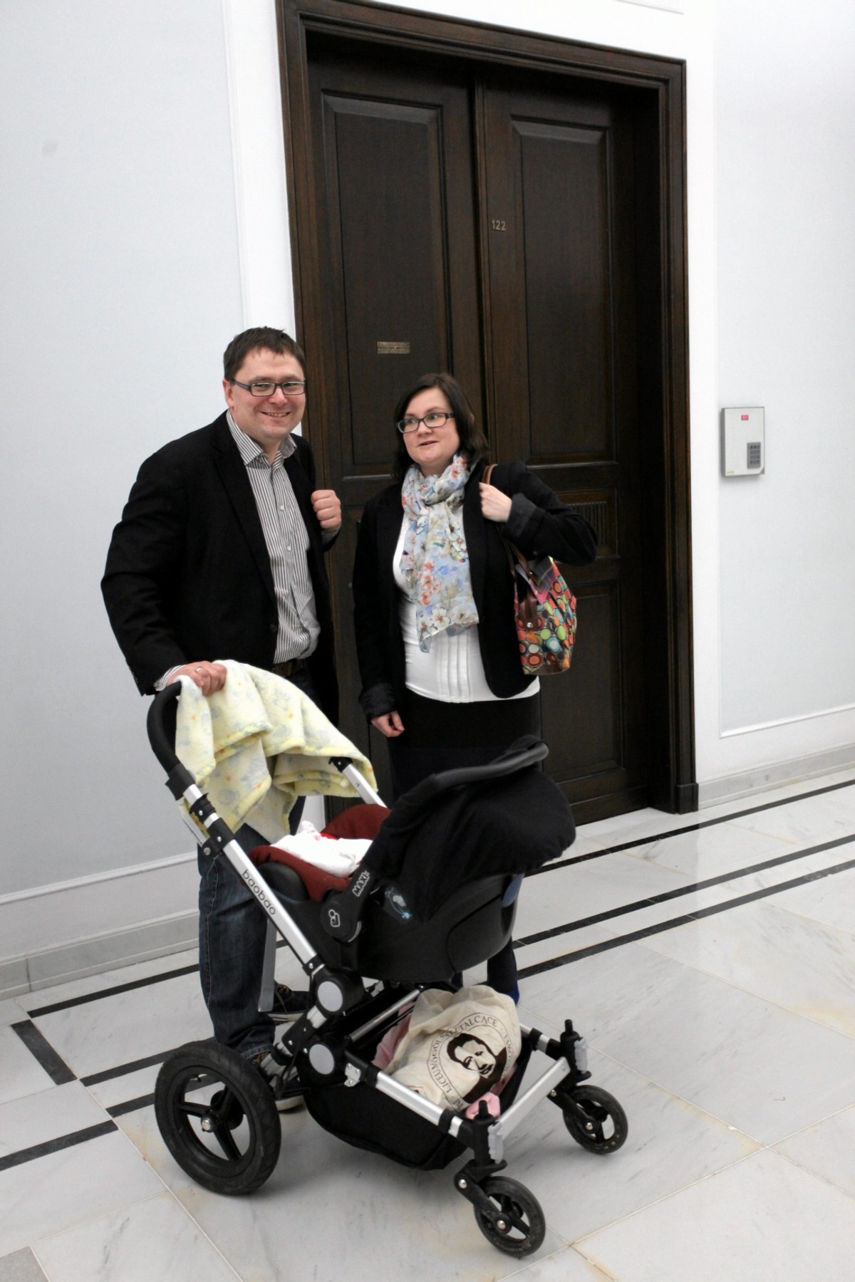 Tomasz Terlikowski z żoną Małgorzatą i trzymiesięczną córką w Sejmie