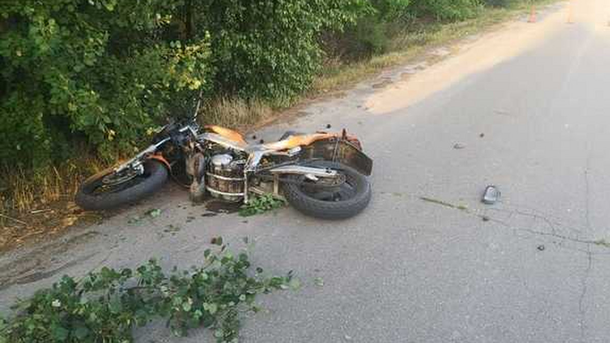 Tragiczny wypadek motocyklisty. 44-latek uderzył w dwa drzewa
