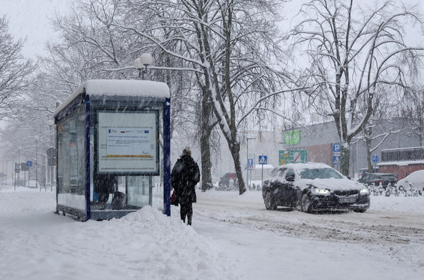 Atak zimy w Polsce. Ile wynosi mandat za nieodśnieżony samochód?