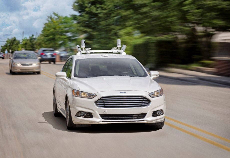 Znów Ford Fusion, tym razem z autorską technologią autonomicznej jazdy. Ford prowadzi testy w Arizonie, Kalifornii i Michigan, zapowiedział, że w tym roku potroi liczebność testowej floty, co wysunie go pod tym względem na prowadzenie