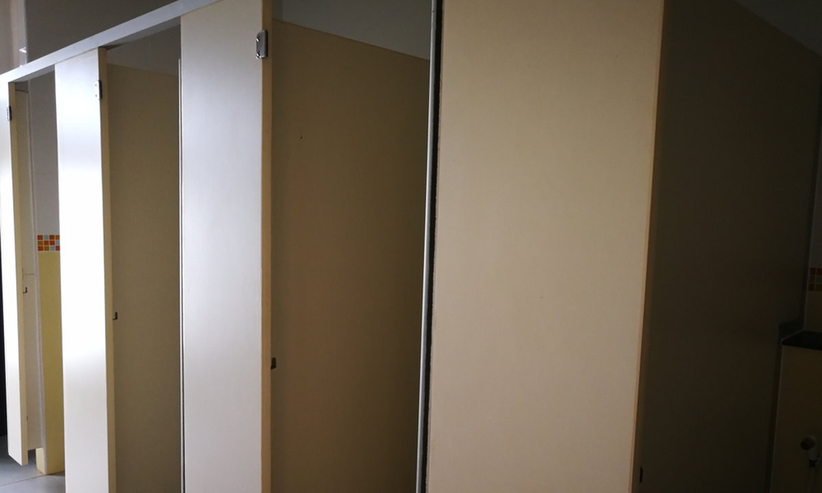 W szkole wymontowano drzwi do toalet. 
