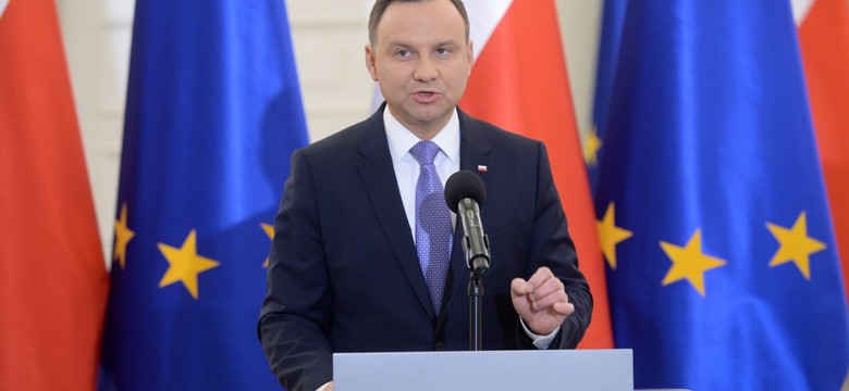Prezydent podpisał reformę edukacji. Związkowcy podzieleni, protestujący rodzice rozczarowani