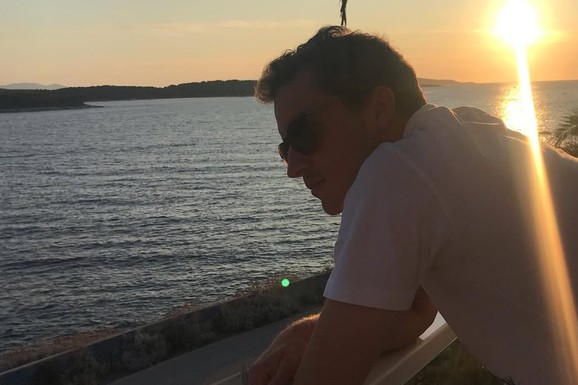 NAŠ GLUMAC NA SELU KOSI TRAVU Obišao svoje imanje nadomak Beograda i pokazao velelepno dvorište: Mašinama doteruje vrt