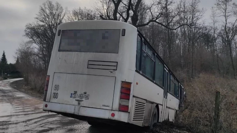 Autobus w rowie (Krzyszkowice; luty 2024 r.)